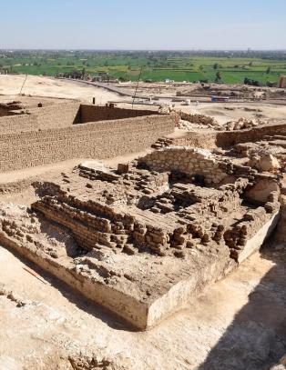 Fant 3300 �r gammel, ukjent pyramide i Egypt