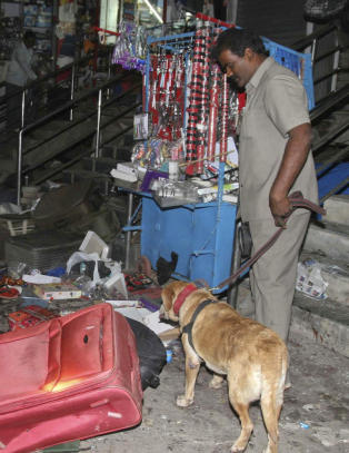 Elleve drept og flere titalls s�ret i trippelangrep mot indisk by