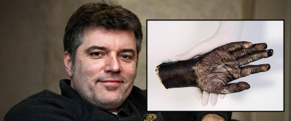 Maler med d�d manns h�nd i kirke - med publikum