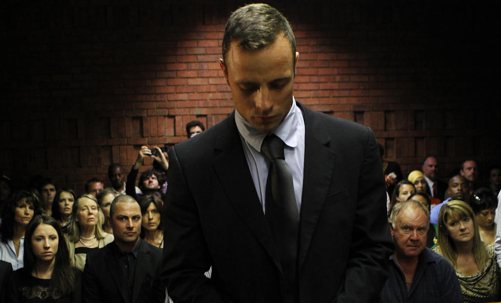 I RETTEN: Oscar Pistorius er l�slatt mot kausjon. Foto: REUTERS/Siphiwe Sibeko