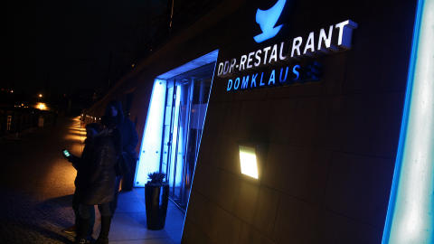 SPESIELL: Dagens DDR-restaurant ligger en etasje lavere enn den opprinnelige restauranten p� legandariske Berlin palasthotel. I v�re dager er hotellet et Radisson-hotell. Foto: EIVIND PEDERSEN