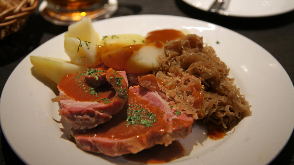 FAVORITTEN: Den eneveldige DDR-sjefen Erich Honecker ble lykkelig n�r han ble servert sin yndlingsrett; r�kt svinestek med surk�l, kokte poteter og brun saus. P� DDR-restauranten Domklause er retten gjenskapt til glede for nye generasjoner. Foto: EIVIND PEDERSEN