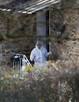Tre barn funnet brutalt drept utenfor Paris
