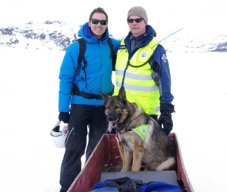 REDDET: I 2011 ble tyske Hannes Henry liggende begravd i sn�en i tre timer etter et skred. Her er han gjenforent med sin redningsmann Dino og mennesket hans Knut Sk�r p� Filefjell i fjor. Foto: Norske redningshunder