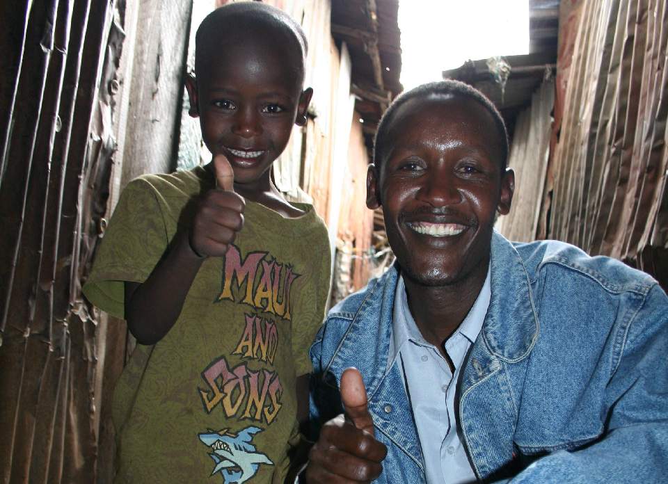 GLADE: Wilson Maina og s�nnen hans h�per livene deres vil bli bedre n�r de n� skal flytte ut av slummen. Foto: Ingrid J�rgensen