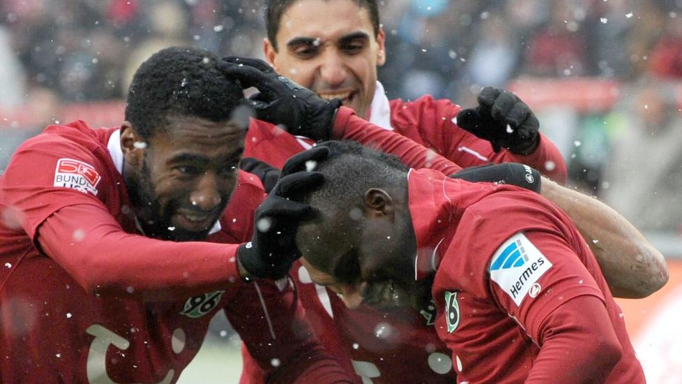 OVERLEGEN SEIER:  Mame Diouf (t.h) feirer en scoring med Johan Djourou (t.v) og Mohammed Abdellaoue.
Foto: EPA/PETER STEFFEN/NTB scanpix