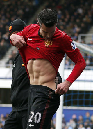 FORSL�TT: Robin van Persie falt ned i fotograf-gropa under kampen, og slo seg p� hofta. Her sjekker han at alt er i orden med den. Foto: REUTERS/Stefan Wermuth