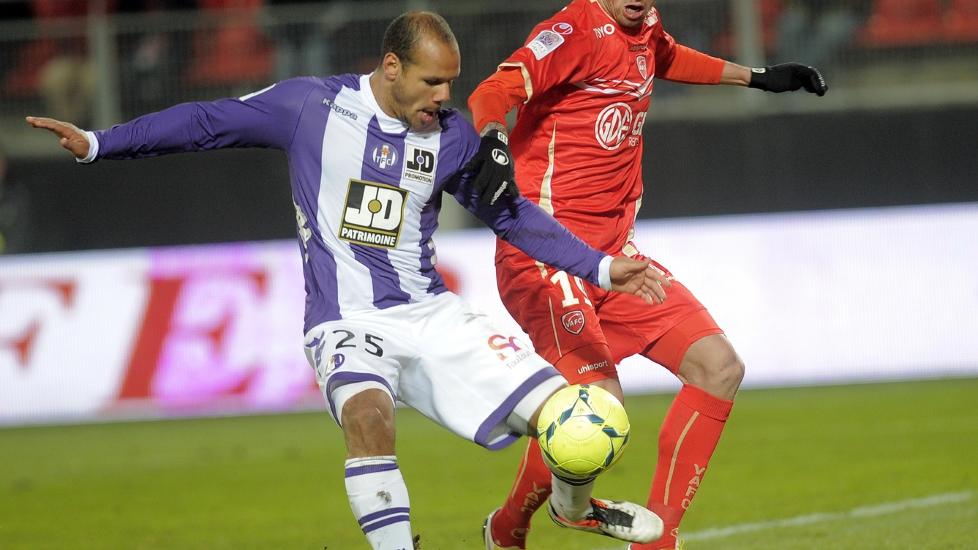 SPILTE FRA START: Daniel Braaten fikk tillit fra start for Toulouse i kveld. Her i duell med Valenciennes Letallec. Foto: AFP PHOTO / FRANCOIS LO PRESTI