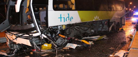 Bussj�f�r krasjet med midtdeler ved Sandnes