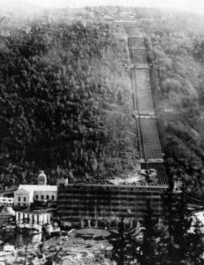 - N�r jeg ser ned fjellsiden, tenker jeg at det er utrolig at det gikk bra