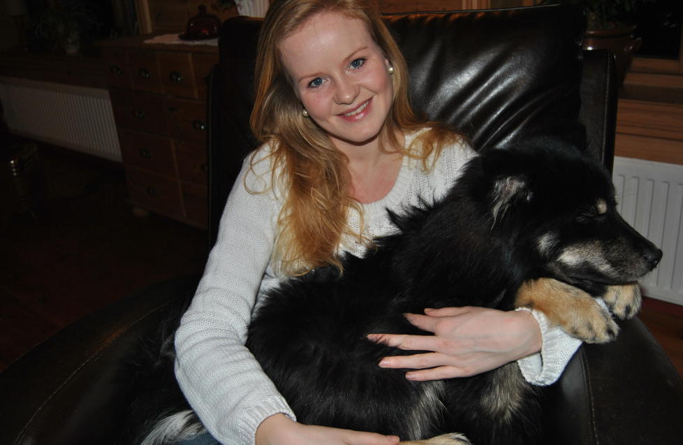 GJENFORENT: Om bord p� flyet til Stavanger fikk Marita Sandanger (25) beskjed om at hunden Emil (8 mnd) hennes var glemt igjen p� Gardermoen. Norwegian beklager hundetabben. Foto: Privat