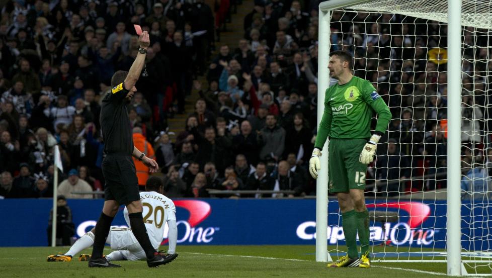 UTVIST: Bradford Citys keeper Matt Duke ble utvist etter � ha felt Swanseas de Guzman innenfor 16 meteren. Men det var diskusjonen om hvem som skulle ta den p�f�lgende straffen som skapte oppmerksomhet. Foto: AFP PHOTO/ADRIAN DENNIS