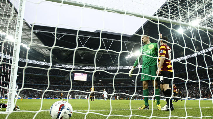 ASKELADDEN: Bradfords Carl McHugh og Jon McLaughlin m�tte se flere baller g� i m�l i ligacupfinalen, da de ble overkj�rt av Swansea. Foto: REUTERS/Eddie Keogh