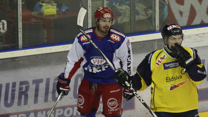 SKEPTISK: Jonas Opp�yen (i bl�tt) var noe skeptisk til at Antonsen skulle klare � f� 500 jenter til Jordal Amfi. Men han kler gjerne av seg.
Foto: Anette Karlsen / Scanpix