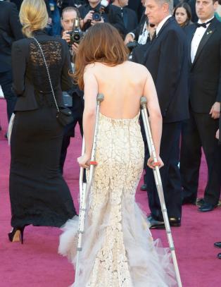 Kristen Stewart ankom r�d l�per med krykker