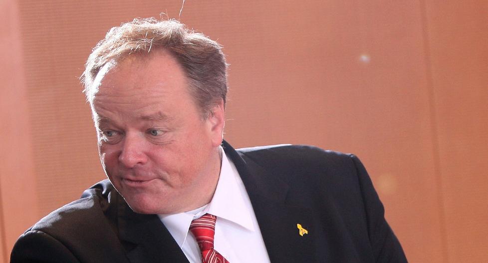  - GI TIL DE FATTIGE: Tysklands utviklingsminister, Dirk Niebel peker p� at 800 millioner mennesker i verden sulter, og foresl�r � gi feilmerket mat til  fattige. Forslaget kommer opprinnelig fra Hartwig Fischer, en av regjeringspartiet CDUs medlemmer i Bundestag. Foto: Adam Berry / Scanpix