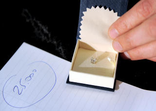 P� AUKSJON: Denne gullringen - med diamanter - tilh�rte Diego Maradona. Den ble beslaglagt og auksjonert bort for 25.000 euro i Italia. Foto: Vincenzo Pinto / AFP / NTB Scanpix