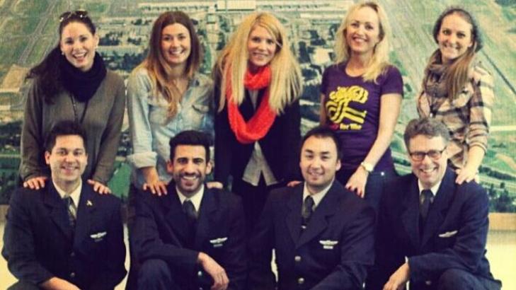 DANSEGLADE: Med �harlem shake� fikk disse ristet l�s i kostymer, mens flyet stod p� bakken mellom to flygninger.