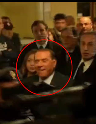 Her kjemper Berlusconi seg forbi illsinte toppløsdemonstranter