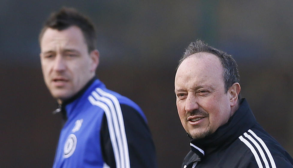 BL�MANDAG: Rafael Benitez (t.h.) har v�rt under press fra dag 1 i Chelsea. Etter tapet for Manchester City skal det ha blitt en opphetet diskusjon p� mandagens trening. Foto: Kirsty Wigglesworth / AP / NTB Scanpix