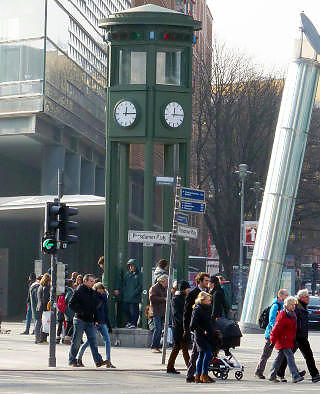 BANEBRYTENDE: Du gjetter neppe hva dette er? Jo, det er en kopi av verdens f�rste lyskryss og st�r i v�re dager utstilt ved Potsdamer Platz. Foto: EIVIND PEDERSEN