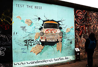 UTBRUDD: Tegningen av Trabanten som kj�rer gjennom muren, er blitt et ikon og er gjengitt p� tallrike postkort. Originaltegningen er malt p� restene av Berlinmuren. Foto: EIVIND PEDERSEN