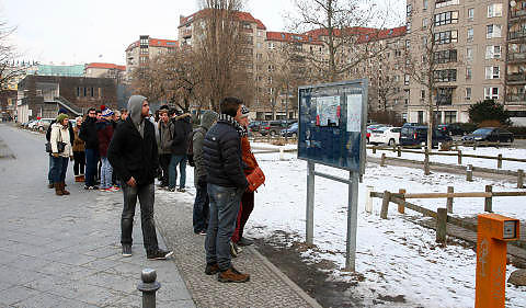 HITLER: Der informasjonstavla st�r, l� bunkersen der Adolf Hitler og kona Eva Braun tok livet sitt. B�de allierte og �sttyske myndigheter pr�vde � fjerne bunkeren totalt, men den var s� solid at de ikke klarte det, selv med TNT. Derfor er den fylt igjen og �delagt, og omr�det brukes som parkeringsplass. Foto: EIVIND PEDERSEN