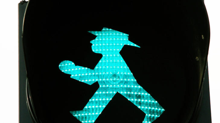 DDR-MANNEN: Slik s� den gr�nne mannen ut p� trafikklysene i �st-Tyskland. Etter gjenforeningen ble det bestemt at hattemannen skal vise vei i fotgjengerfeltene i hele Berlin. Foto: EIVIND PEDERSEN