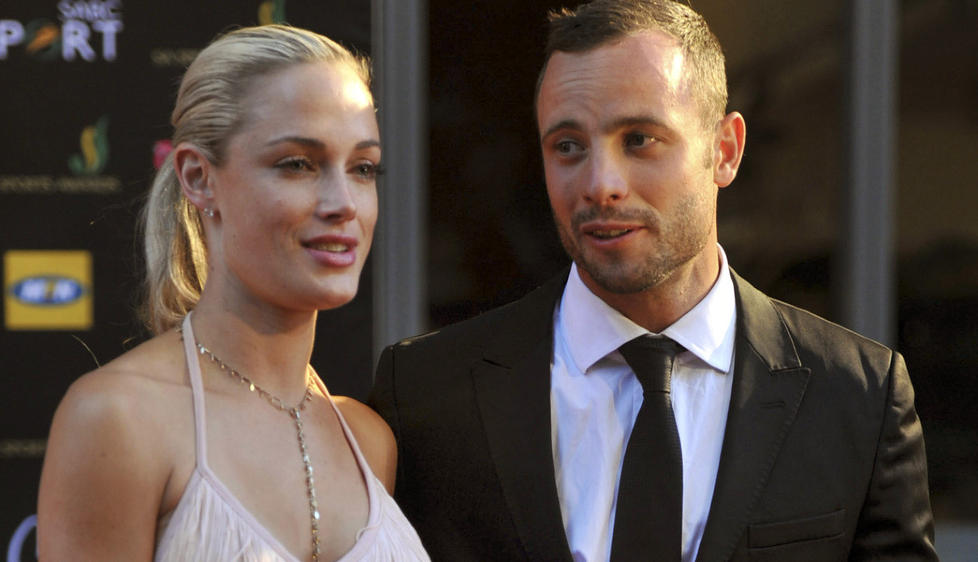 MINNES KJ�RESTEN: I kveld skal Oscar Pistorius samle sin egen familie til en minnestund for kj�resten Reeva Steenkamp som ble drept for snart to uker siden. Foto: AP Photo/City Press, Lucky Nxumalo