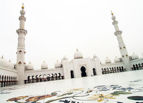 MONUMENTAL: Alle b�r innom Sheikh Zayed Bin Sultan Al Nahyan-moskeen. Foto: TORGEIR P. KROKFJORD