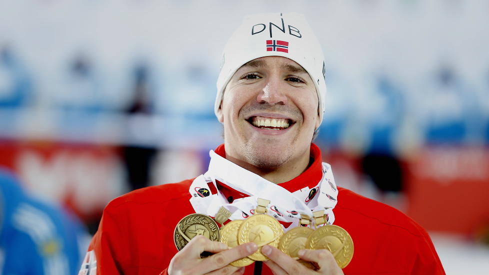 SUPER-SVENDSEN SYK:  Emil Hegle Svendsen med sine fire gull og �n bronse fra VM i skiskyting. I dag v�knet han med s�r hals, og mister dermed de f�rste dagene av verdenscuphelga i Holmenkollen. Foto: Bj�rn Langsem