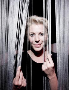 - Et program som dette b�r ha 300 000 seere, og n� ligger det p� halvparten. Det er altfor d�rlig