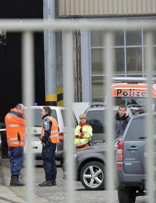 Tre skutt og drept p� fabrikk i Sveits