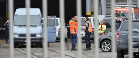 Tre skutt og drept p� fabrikk i Sveits