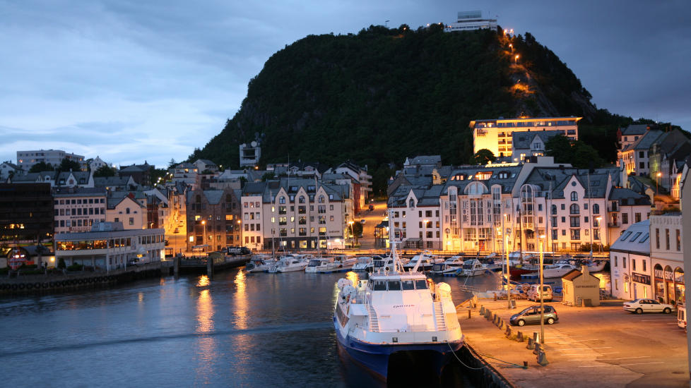 �LESUND: En av Norges rimeligste hotellbyer i vinter. Foto: ODD ROAR LANGE