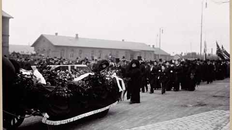 GRAVF�LGET: Bj�rnsons b�re fraktes fra jernbanestasjonen til havna, K�benhavn, mai 1910. Foto: Julius Aagard / Nasjonalbiblioteket