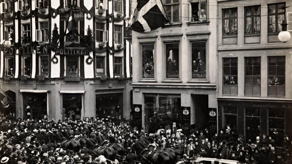 FOLKEF�LGE: Bj�rnsons b�re fraktes fra jernbanestasjonen til havna, K�benhavn, mai 1910. Her ved avisa Politikens kontorer. Foto: Holger Damgaard / Nasjonalbiblioteket