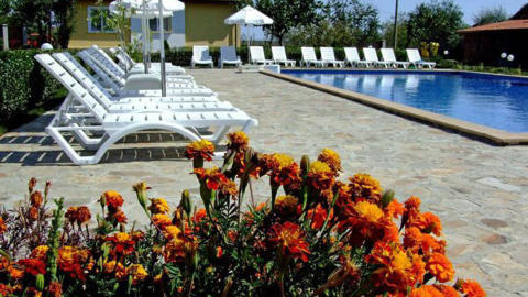 BULGARIA: 4 stjerners feriehus med felles basseng n�r Burgas  fra 7698 kroner for 2 uker.