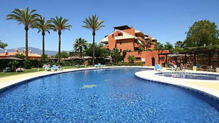 SPANIA:  4 stjerners leilighet med felles basseng i Estepona fra 8138 kroner for 2 uker. Foto: NOVASOL