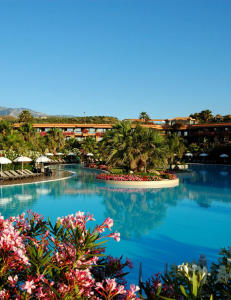 Familie fikk samme ferie 23 000 kroner billigere ved � droppe charter