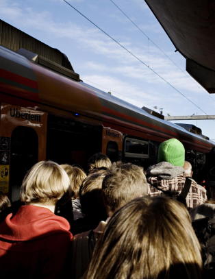 - Hvorfor m� vi fortsatt st� som sild i t�nne?