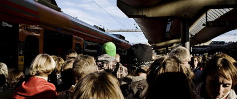 - Hvorfor m� vi fortsatt st� som sild i t�nne?