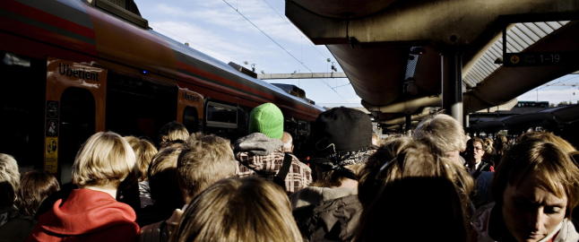 - Hvorfor m� vi fortsatt st� som sild i t�nne?