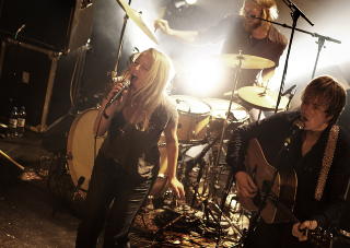 LISSIE GJESTER: Amerikanske Lissie synger p� tittell�ten p� BigBangs nye album, �The Oslo Bowl�. Her fra en turn��pning i Drammen i 2011. Foto: Christian Roth Christensen / Dagbladet