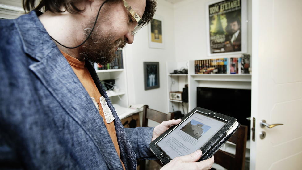 TWITTERESSERT: Tom Egeland med sin Ipad i skrivestuen hjemme p� Nordstrand. Foto: Christian Roth Christensen / Dagbladet