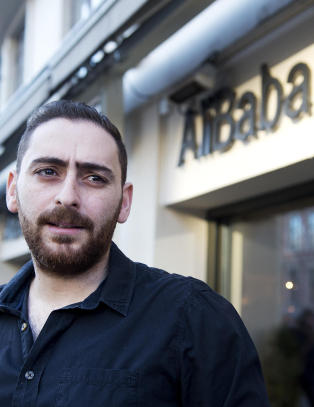 P� Ali Baba serverer Yunus b�de �l og svin