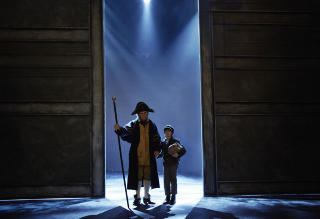 TO DELER ROLLEN: Magnus Bjerke Hofgaard og Niels Halstensen Sk�ber deler rollen som Oliver. Premierekvelden fikk vi se f�rstnevnte, p� bildet sammen med Johannes Joner som Buldre. Foto: L-P Lorentz