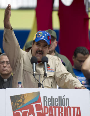 Ch�vez kjemper for livet omgitt av utkledte etterretningsoffiserer