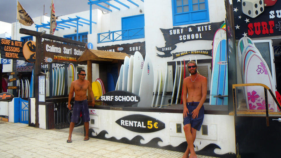 SURFEPARADISET: N� er det surferne som ruler i Caleta de Famara. Tidligere var dette en liten fiskerlandsby. Foto: KIRSTEN MARGRETHE BUZZI