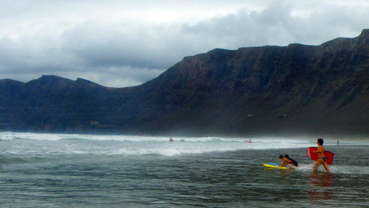 FAMILIESURF:  Sm� og store tester b�lgene p� Famarastranda. Foto: KIRSTEN MARGRETHE BUZZI